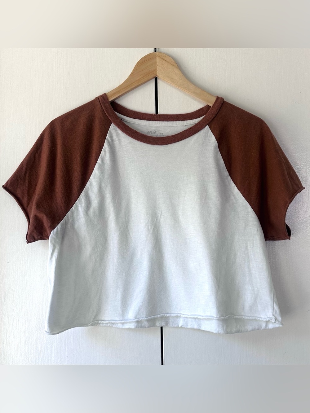 Aerie Women’s Cropped Raglan Distressed Tee in White and Rust Size Medium